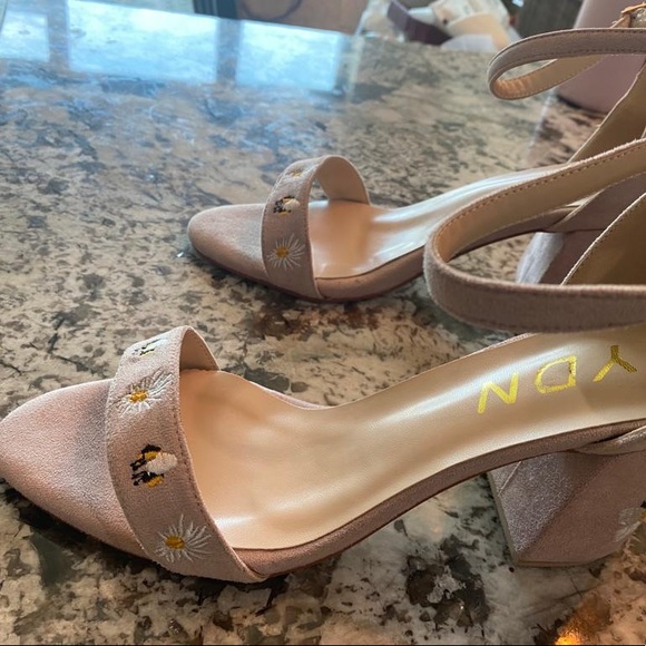 New shoes , never wear large size - Picture 5 of 6